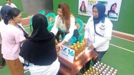 Yenti Nuddin Caleg Partai Perindo DPR RI Dapil Jawa Barat VI (Depok-Bekasi), bersama Caleg DPRD Kota Depok Dapil 5 Cilodong-Tapos, Cipto Kari Sulistiani menggelar bazar murah minyak goreng sebanyak 150 liter, di Kota Depok, Selasa (16/1/2024). foto: dokpri.