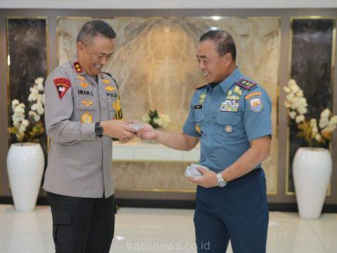 Kapolda Jatim Irjen Pol. Imam Sugianto saat menerima kunjungan Pangkoarmada II Surabaya Laksda TNI Dr. Denih Hendrata di Selasar Gedung Patuh Mapolda Jatim, Selasa (2/1/2023).