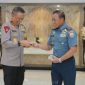 Kapolda Jatim Irjen Pol. Imam Sugianto saat menerima kunjungan Pangkoarmada II Surabaya Laksda TNI Dr. Denih Hendrata di Selasar Gedung Patuh Mapolda Jatim, Selasa (2/1/2023).