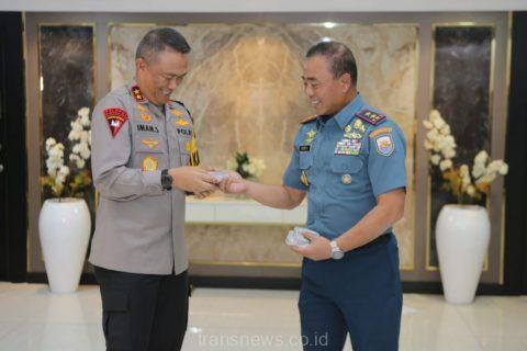 Kapolda Jatim Irjen Pol. Imam Sugianto saat menerima kunjungan Pangkoarmada II Surabaya Laksda TNI Dr. Denih Hendrata di Selasar Gedung Patuh Mapolda Jatim, Selasa (2/1/2023).