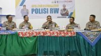 Kapolres Pelabuhan Tanjung Perak AKBP William Cornelis Tanasale saat memberikan pengarahan pada masyarakat di Kelurahan Asemrowo, Surabaya, Rabu (03/1/2023)