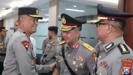 Kapolda Jatim, Irjen Pol Drs. Imam Sugianto, saat memberikan ucapan selamat kepada Kapolres dan PJU yang baru dilantik di Mapolda Jatim. Rabu (10/1/2024).