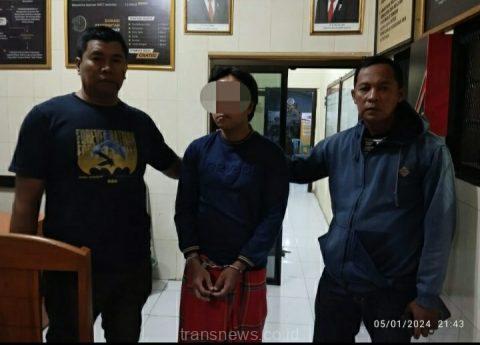 Anggota Polsek Puger AIPDA Samsul Arifin bersama AIPDA Ronal Maulani saat penangkapan DPO berinsial HR