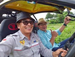 Arie Triyono dan Kang Emil saat berkeliling menggunakan ATV