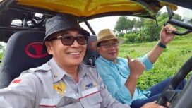 Arie Triyono dan Kang Emil saat berkeliling menggunakan ATV