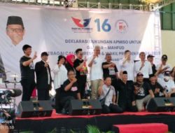 Calon presiden nomor urut 3 Ganjar Pranowo didampingi Ketua Umum DPP Partai Perindo Hary Tanoesoedibjo berfoto bersama pengurus dan anggota Asosiasi Pedagang Mie dan Bakso (Apmiso) saat deklarasi dukungan kepada Ganjar Pranowo-Mahfud MD di GOR Satria, Semarang, Jawa Tengah, Senin (1/1/2024). 