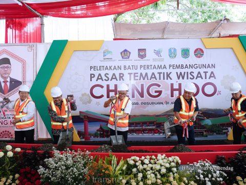 Pj Bupati Pasuruan Dr Andriyanto mendampingi Menteri Perdagangan Dr Zulkifli Hasan saat peletakan batu pertama pembangunan Pasar Cheng Hoo, Pandaan Pasuruan, Jawa timur. Rabu 31/1/2024)