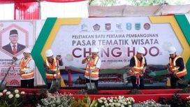 Pj Bupati Pasuruan Dr Andriyanto mendampingi Menteri Perdagangan Dr Zulkifli Hasan saat peletakan batu pertama pembangunan Pasar Cheng Hoo, Pandaan Pasuruan, Jawa timur. Rabu 31/1/2024)