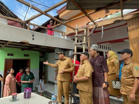 Wakil Bupati Sidoarjo H. Subandi saat mengunjungi korban Angin Puting Beliung di Desa Kedung Wonokerto kecamatan Prambon. Senin (5/2/2024)