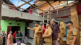 Wakil Bupati Sidoarjo H. Subandi saat mengunjungi korban Angin Puting Beliung di Desa Kedung Wonokerto kecamatan Prambon. Senin (5/2/2024)