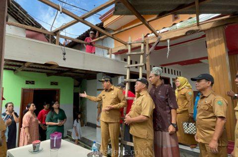 Wakil Bupati Sidoarjo H. Subandi saat mengunjungi korban Angin Puting Beliung di Desa Kedung Wonokerto kecamatan Prambon. Senin (5/2/2024)