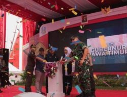 Gubernur Jawa Timur, Khofifah Indar Parawansa, saat meresmikan Pasar Baru Kertosono di Halaman Pasar Baru Kertosono Jl. Ronggo Warsito No. 14-8, Kec. Kertosono, Kabupaten Nganjuk. Senin, (05/2/2024).