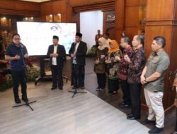 Pj Gubernur Jatim, Adhy Karyono saat memberikan sambutannya dihadapan OPD Pemprov Jatim setibanya di ruang VIP Bandara Juanda di Sidoarjo. Jum'at (16/2/2024).