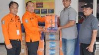 Kalaksa BPBD Jatim, Gatot Soebroto dan didampingi Kabid Kedaruratan dan Logistik Satriyo Nurseno meninjau lokasi dan memberikan bantuan ke korban Banjir Trosobo Sidoarjo. Senin (19/2/2024)
