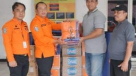 Kalaksa BPBD Jatim, Gatot Soebroto dan didampingi Kabid Kedaruratan dan Logistik Satriyo Nurseno meninjau lokasi dan memberikan bantuan ke korban Banjir Trosobo Sidoarjo. Senin (19/2/2024)