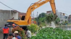 Tangani Banjir Trosobo, Pemprov Jatim Turunkan Dua Alat Berat Excavator
