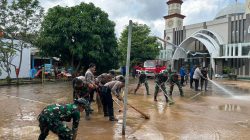 Prajurit Yonif 143/TWEJ Gotong-royong Bersihkan Material Pasca Banjir di Bandar Lampung