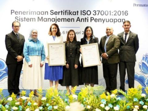 PermataBank menerima sertifikasi ISO 37001:2016 Sistem Manajemen Anti Penyuapan yang diwakilkamn oleh Direktur Utama PermataBank – Meliza M. Rusli dan Direktur Hukum dan Kepatuhan PermataBank – Dhien Tjahajani. Penghargaan ini diserahkan oleh Country Manager British Standards Institution (BSI) Group Indonesia – Nolia Natalia. PermataBank berhasil meraih ISO 37001:2016 sebagai wujud komitmen dan konsistensinya dalam memberikan rasa aman dan meningkatkan integritas sebagai lembaga jasa keuangan swasta di Indonesia.
