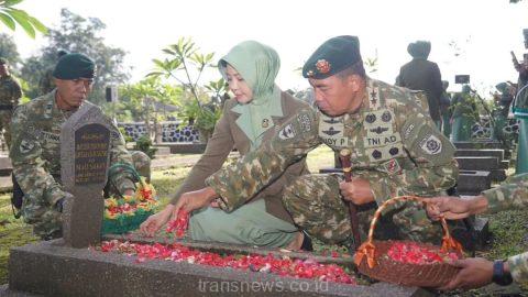Peringatan Hut Ke-63 Kostrad, Pangdivif 1 Kostrad Pimpin Ziarah ke TMP Pondok Rajeg