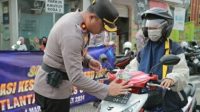 Kali ini pada kegiatan Operasi semeru 2024 Satlantas Polres Jember sambil membagikan brosur sosilisasi kamseltibcarlantas