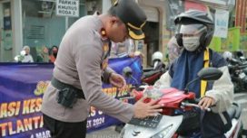 Kali ini pada kegiatan Operasi semeru 2024 Satlantas Polres Jember sambil membagikan brosur sosilisasi kamseltibcarlantas