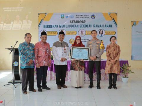Kepala Sekolah SMA Negeri Balung,Yuswita Sari.SPd.MP.menerimah deglarasi seminar sekolah ramah anak yang di tandatangani oleh semua tamu undangan inti.