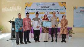 Kepala Sekolah SMA Negeri Balung,Yuswita Sari.SPd.MP.menerimah deglarasi seminar sekolah ramah anak yang di tandatangani oleh semua tamu undangan inti.