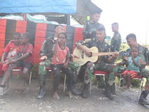 Cerianya Bocah Papua, Bernyanyi Bersama Ksatria Yonif 330 Kostrad