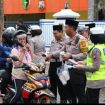 Kasatlantas Polres Jember AKP Achmad Fahmi Adiatma saat bagikan tajil kepada warga saat melintas