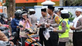 Kasatlantas Polres Jember AKP Achmad Fahmi Adiatma saat bagikan tajil kepada warga saat melintas