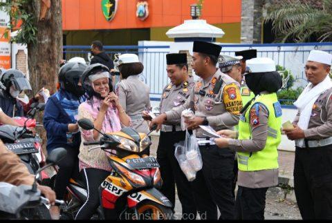 Kasatlantas Polres Jember AKP Achmad Fahmi Adiatma saat bagikan tajil kepada warga saat melintas