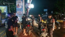 Anggota Polres Jember berikan arahan bagi pengendara yang terjaring rajia balap liar