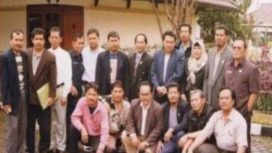 Anggota Pansus Hari Jadi dan Lambang Kota Depok, Foto diambil di depan Hotel Jayakarta, Cisarua, tempat pembahasan Hari Jadi dan Lambang Kota Depok. (page fb Sohib Depok)