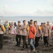 Kapolres Jember AKBP Bayu Pratama Gubumagi.SH MH bersama anggota  saat lakukan himbuan  ke pantai wisata