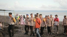 Kapolres Jember AKBP Bayu Pratama Gubumagi.SH MH bersama anggota  saat lakukan himbuan  ke pantai wisata