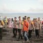 Kapolres Jember AKBP Bayu Pratama Gubumagi.SH MH bersama anggota saat lakukan himbuan ke pantai wisata