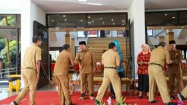 Bupati Jember Ir.H.Hendy Siswanto,ST.yang di dampingi.Istrinya TP PKK Kasih Fajarani.