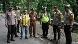 Kapolres Jember Cek jalan lintas Gumetir yang retak