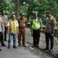 Kapolres Jember Cek jalan lintas Gumetir yang retak