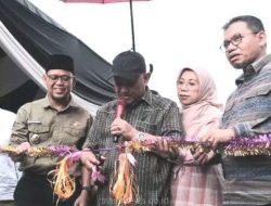Wakil Wal Kota Depok, Imam Budi Hartono, Wali Kota Depok, Mohammad Idris, Ketua TP-PKK Depok, Elly Farida Ketua DPRD Kota Depok, T.M Yusufsyah Putra, saat pembukaan Pasar Rakyat Malam Takbiran, Selasa (9/4/2024). foto: Diskominfo Depok.
