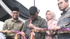 Wakil Wal Kota Depok, Imam Budi Hartono, Wali Kota Depok, Mohammad Idris, Ketua TP-PKK Depok, Elly Farida Ketua DPRD Kota Depok, T.M Yusufsyah Putra, saat pembukaan Pasar Rakyat Malam Takbiran, Selasa (9/4/2024). foto: Diskominfo Depok.