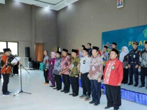 Pj Gubernur Jatim Adhy Karyono Lantik 23 PPIH Embarkasi Surabaya