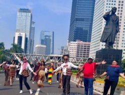Pj. Gubernur Papua Pegunungan foto bersama desainer, tokoh masyarakat Papua Pegunungan