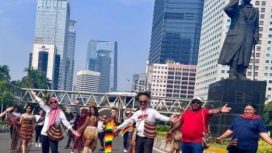 Pj. Gubernur Papua Pegunungan foto bersama desainer, tokoh masyarakat Papua Pegunungan