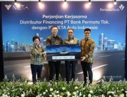 Direksi PermataBank dan PT Neta Auto Indonesia dalam acara perjanjian kerjasama distributor financing. Dari kiri ke kanan: Nithawadee Limpodom, Chief of International Business Development & Advisory PT Bank Permata Tbk.; Jerry Huang, Managing Director PT NETA Auto Indonesia; Liu Lei, Vice President of NETA Overseas; dan Richard Budiono, Division Head Transaction Banking PT Bank Permata Tbk.