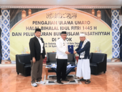 Wali Kota Depok saat menerima cendera mata dari MUI Depok