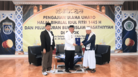 Wali Kota Depok saat menerima cendera mata dari MUI Depok