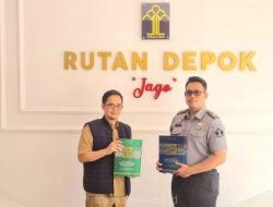Kepala Diskarpus Depok, Utang Wardaya (kiri) saat menyerahkan Al Quran kepada Rutan Depok. (Foto : Dokumentaasi Narasumber).