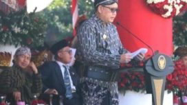 Pj. Gubernur Jawa timur Adhy Karyono, saat memimpin Upacara Hari Lahir Pancasila 2024 di Gedung Negara Grahadi Surabaya, Sabtu (1/6/2024). 