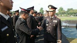 Kapolda Jatim.Irjen Pol Drs Imam Sugianto,M.Si saat berikan penghargaan kepada para anggota Polda Jatim